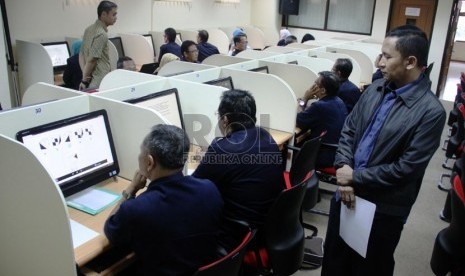   Calon kepala sekolah SMA dan SMK mengikuti psikotes di Mabes Polri, Jakarta, Selasa (17/12).  ( Republika/Yasin Habibi)