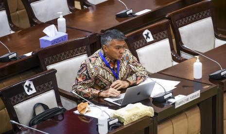 Calon Ketua Dewan Komisioner Otoritas Jasa Keuangan (OJK) Darwin Cyril Noerhadi menyampaikan paparan saat uji kepatutan dan kelayakan calon Ketua Dewan Komisioner Otoritas Jasa Keuangan (OJK) di Komisi XI DPR, di Kompleks Parlemen, Senayan, Jakarta, Rabu (6/4/2022). Mahendra Siregar dan Darwin Cyril Noerhadi akan bersaing memperebutkan kursi ketua Dewan Komisioner OJK periode 2022 - 2027 melalui seleksi tahap akhir di DPR