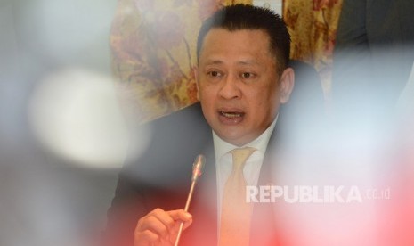 Calon Ketua DPR dari Fraksi Partai Golkar Bambang Soesatyo memberikan keterangan kepada wartawan terkait pengumuman calon ketua DPR dari Fraksi Partai Golkar di Kompleks Parlemen, Senayan, Jakarta, Senin (15/1). 