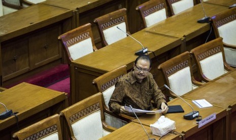 Calon Ketua Otoritas Jasa Keuangan (OJK) Sigit Pramono menyampaikan paparan saat uji kepatutan dan kelayakan calon Ketua Dewan Komisioner Otoritas Jasa Keuangan (OJK) di Komisi XI DPR, Kompleks Parlemen, Senayan, Jakarta, Senin (5/6). 