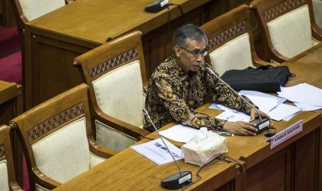 Calon Ketua Otoritas Jasa Keuangan (OJK) Wimboh Santoso menyampaikan paparan saat uji kepatutan dan kelayakan calon Ketua Dewan Komisioner Otoritas Jasa Keuangan (OJK) di Komisi XI DPR, Kompleks Parlemen, Senayan, Jakarta, Senin (5/6).