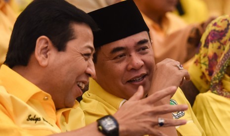 Calon Ketua Umum Golkar nomor urut 1 Ade Komarudin (kanan) berbincang dengan calon Ketua Umum Golkar nomor urut 2 Setya Novanto sebelum menyampaikan visi misi pada kampanye calon ketua umum Golkar zona II di Surabaya, Jawa Timur, Rabu (11/5). 