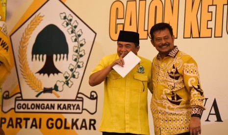 Calon Ketua Umum Golkar nomor urut 1 Ade Komarudin (kiri) berbincang dengan calon Ketua Umum Golkar nomor urut 8 Syahrul Yasin Limpo (kanan) sebelum menyampaikan visi misi pada kampanye calon ketua umum Golkar zona II di Surabaya, Jawa Timur, Rabu (11/5).