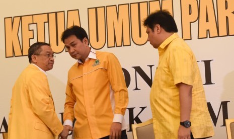 Calon Ketua Umum Golkar nomor urut 3 Airlangga Hartarto (kanan) berbincang dengan calon Ketua Umum Golkar nomor urut 6 Aziz Syamsuddin (tengah), calon Ketua Umum Golkar nomor urut 7 Indra Bambang Utoyo (kiri) sebelum menyampaikan visi misi pada kampanye ca