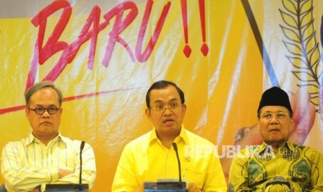 Calon Ketua Umum Golkar, Priyo Budi Santoso (tengah) serta Ketua DPP Partai Golkar Hajriyanto Y Thohari (kiri) saat jumpa pers pendeklarasian Priyo Budi Santoso maju sebagai kandidat Ketua Umum Partai Golkar di Kantor DPP Partai Golkar, Jakarta, Kamis (14/