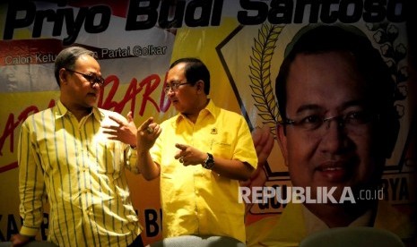 Calon Ketua Umum Golkar, Priyo Budi Santoso (tengah) serta Ketua DPP Partai Golkar Hajriyanto Y Thohari (kiri) saat jumpa pers pendeklarasian Priyo Budi Santoso maju sebagai kandidat Ketua Umum Partai Golkar di Kantor DPP Partai Golkar, Jakarta, Kamis (14/