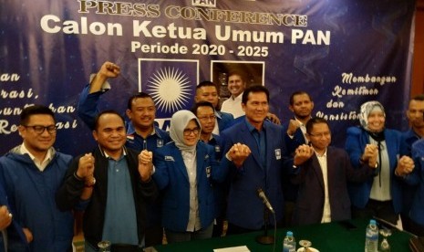 Calon Ketua Umum PAN Asman Abnur memberikan keterangan pers terkait kepastian dirinya maju dalam kontestasi pemilihan Caketum PAN 2020-2025 di Hotel Sahid, Jakarta, Jumat (17/1).