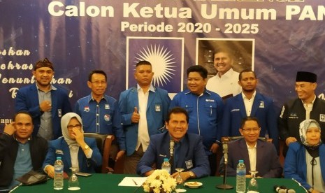 Calon Ketua Umum PAN Asman Abnur memberikan keterangan pers terkait kepastian dirinya maju dalam kontestasi pemilihan Caketum PAN 2020-2025 di Hotel Sahid, Jakarta, Jumat (17/1).