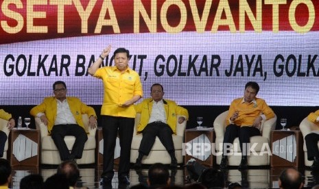 calon ketua umum Parta Golkar Ade Komarudin menyampaikan visi misi saat debat calon ketua umum Partai Golkar di Bali Nusa Dua Covention Centre, Bali, Jumat (13/5) malam.