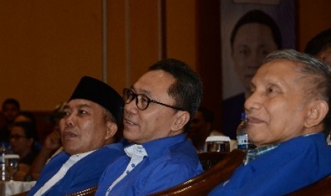  Calon ketua umum Partai Amanat Nasional Zulkifli Hasan (tengah).