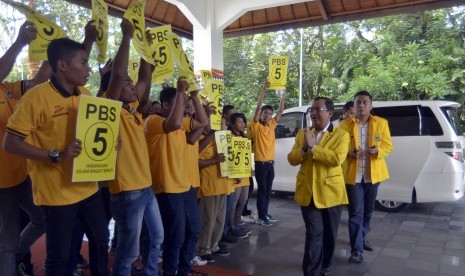 Calon Ketua Umum Partai Golkar nomor urut lima Priyo Budi Santoso (dua kanan) meneriakkan yel-yel bersama pendukungnya saat mengikuti kampanye zona III Munaslub Partai Golkar di Nusa Dua, Bali, Jumat (13/5). 