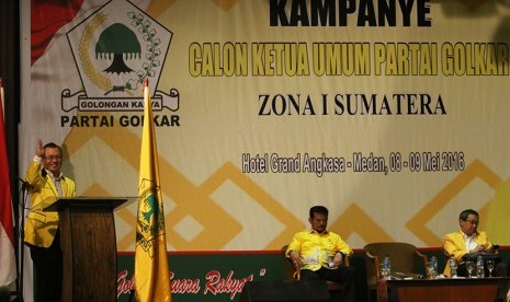 Calon Ketua Umum Partai Golkar Priyo Budi Santoso (kiri) menyapa pendukungnya ketika menyampaikan visi - misi disaksikan dua calon ketua umum lainnya Syahrul Yasin Limpo (tengah) dan Indra Bambang Utoyo (kanan) pada Kampanye Calon Ketua Umum Partai Golkar 