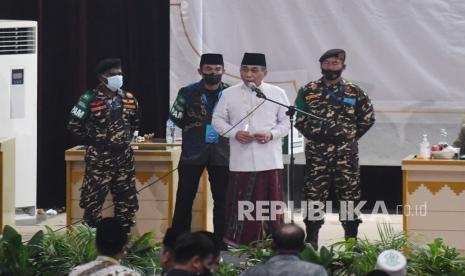 Calon Ketua Umum PBNU Yahya Cholil Staquf (kedua kanan) menyatakan kesiapan usai terpilih dalam pencalonan Ketua Umum PBNU pada Muktamar Nahdlatul Ulama (NU) ke-34 di Universitas Lampung, Lampung, Jumat (24/12/2021). Said Aqil Siradj dan Yahya Cholil Staquf terpilih dalam pencalonan Ketua Umum PBNU periode 2021-2026 pada Muktamar NU ke-34 usai meraih lebih dari 99 suara. 