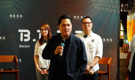 Calon Ketua Umum PSSI, Erick Thohir (tengah), menemui suporter Tanah Air dalam event #JagainET di Denpasar, Bali, pada Sabtu (11/2/2023). 