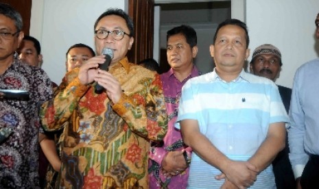 Calon ketum PAN Zulkifli Hasan didukung mantan ketum PAN Sutrisno Bachir (kanan).