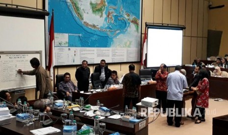  Komisi II DPR RI melakukan pemungutan suara untuk menentukan calon komisioner Komisi Pemilihan Umum (KPU) dan Badan Pengawas Pemilu (Bawaslu) Periode 2017-2022 di Ruang Komisi II Gedung DPR RI, Jakarta Pusat pada Rabu (5/4) dini hari.