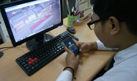 Calon mahasiswa BSI sedang melakukan pendaftaran kuliah di BSI melalui aplikasi PMB BSI di Android.    