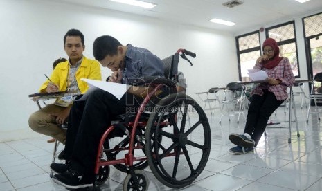 Calon mahasiswa difabel mengikuti Seleksi Bersama Masuk Perguruan Tinggi Negeri (SBMPTN) 2015 di Universitas Indonesia, Depok, Jabar, Selasa (9/6).(Republika/Yasin Habibi)