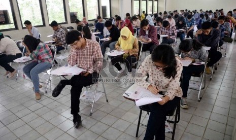 Calon mahasiswa mengikuti Seleksi Bersama Masuk Perguruan Tinggi Negeri (SBMPTN) 2015 di Universitas Indonesia, Depok, Jabar, Selasa (9/6).(Republika/Yasin Habibi)