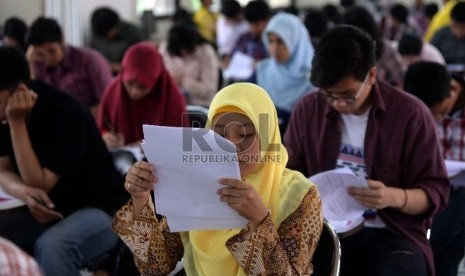 Calon mahasiswa mengikuti Seleksi Bersama Masuk Perguruan Tinggi Negeri (SBMPTN) 2015 di Universitas Indonesia, Depok, Jabar, Selasa (9/6).(Republika/Yasin Habibi)