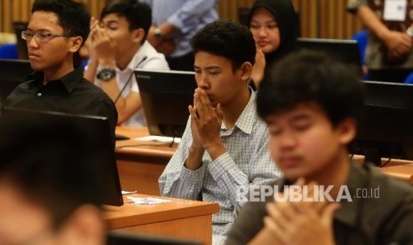 Calon mahasiswa mengikuti tes pada Seleksi Masuk Bersama Perguruan Tinggi Negeri Computer Basic Test (SMBPTN-CBT) di Universitas Indonesia, Salemba, Jakarta, Selasa (31/5)