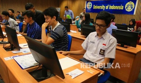 Calon mahasiswa mengikuti tes pada Seleksi Masuk Bersama Perguruan Tinggi Negeri Computer Basic Test (SMBPTN-CBT) di Universitas Indonesia, Salemba, Jakarta. (Republika/Yasin Habibi)