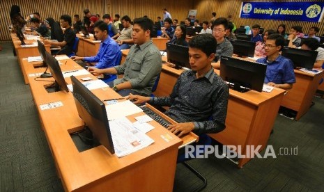 Calon mahasiswa mengikuti tes pada Seleksi Masuk Bersama Perguruan Tinggi Negeri Computer Basic Test (SMBPTN-CBT) di Universitas Indonesia, Salemba, Jakarta, Selasa (31/5)