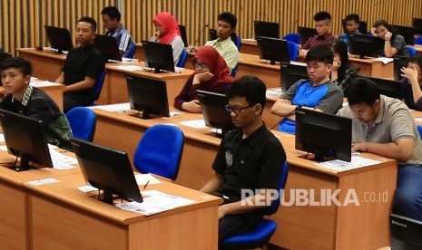 Calon mahasiswa mengikuti tes pada Seleksi Masuk Bersama Perguruan Tinggi Negeri Computer Basic Test (SMBPTN-CBT) di Universitas Indonesia, Salemba, Jakarta, Selasa (31/5).