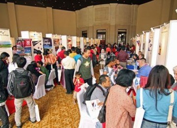 Calon mahasiswa mengunjungi pameran pendidikan universitas-universitas AS di Gedung Sampoerna, Jakarta, Minggu (4/4).