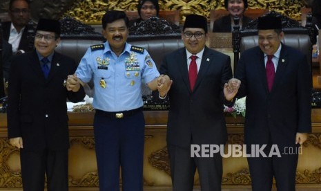 Calon Panglima TNI Marsekal Hadi Tjahjanto (kedua kiri) berfoto bersama dengan Wakil Ketua DPR Taufik Kurniawan (kiri), Fadli Zon (kedua kanan) dan Fahri Hamzah (kanan) dalam Sidang Paripurna DPR di Kompleks Parlemen, Senayan, Jakarta, Kamis (7/12).