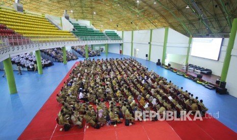 Calon Pegawai Negeri Sipil (CPNS) tingkat Provinsi Jawa Barat berkumpul untuk mendapatkan pengarahan, di Yough Center Sport Arcamanik, Kota Bandung, Selasa (25/6). 