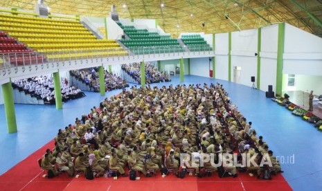 Calon Pegawai Negeri Sipil (CPNS) tingkat Provinsi Jawa Barat berkumpul untuk mendapatkan pengarahan, di Yough Center Sport Arcamanik, Kota Bandung, Selasa (25/6). 