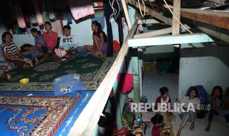 Calon pembantu rumah tangga beristirahat menunggu panggilan bekerja sebagai pembantu infal lebaran di kawasan Cipete, Jakarta Selatan, Rabu (29/6).  (Republika/ Yasin Habibi)