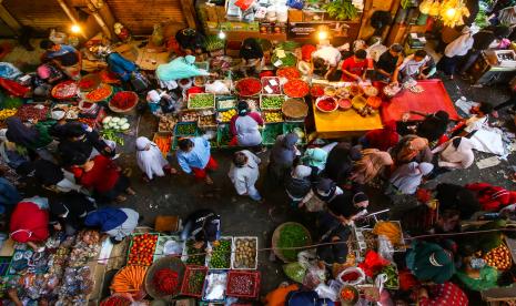 Calon pembeli melintas di salah satu selasar di Pasar Kebayoran Lama, Jakarta, Selasa (11/5/2021). Meskipun masih dalam masa pandemi COVID-19, warga tetap berbelanja ke pasar tersebut untuk memenuhi kebutuhan lebaran.