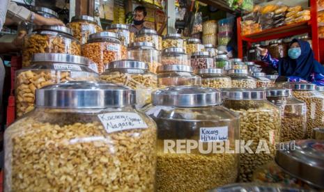 Calon pembeli memilih berbagai jenis kue kering yang dijual di Pasar Sudimampir Banjarmasin, Kalimantan Selatan, Ahad (2/5/2021). Menurut pedagang, seiring kembali bergeliatnya ekonomi masyarakat, omzet penjualan kue kering menjelang lebaran tahun ini mengalami peningkatan hingga 70 persen dari tahun sebelumnya yang mengalami penurunan hingga 70 persen. 