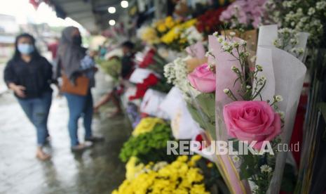 Calon pembeli memilih bunga mawar untuk hari Valentine. Dinkes Depok minta hindari seks bebas saat hari Valentine untuk menghindari HIV-AIDS.