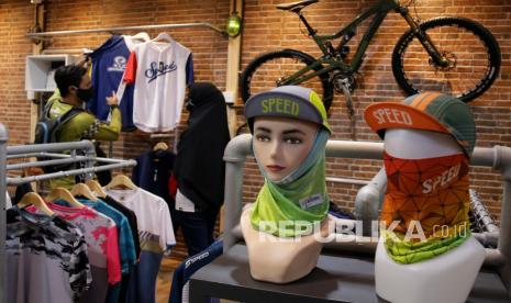 Calon pembeli memilih jersey (kaos) bersepeda di Speed Movement Store, Bandung, Jawa Barat, Sabtu (19/9/2020). Speed Movement Store merupakan produk UKM yang menawarkan produk jersey dalam negeri dengan produk premium dengan mengabungkan unsur manufaktur yang ditawarkan secara retail sehingga konsumen dapat memesan dan mendesain secara langsung dan dapat ditunggu. 