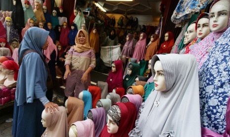 Calon pembeli memilih jilbab di Pasar Tanah Abang, Jakarta, Kamis (2/5/2019).