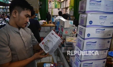 Calon pembeli memilih masker di Pasar Pramuka, Matraman, Jakarta Timur, Jumat (28/2/2020).