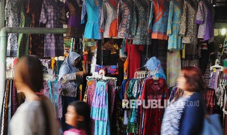 Calon pembeli memilih pakaian batik di Pasar Grosir Batik Setono, Pekalongan, Jawa Tengah, Selasa (20/6). Menurut pedagang pasar yang berada di jalur Pantura tersebut, omzet penjualan mereka meningkat sekitar 40 persen selama tiga hari terakhir. Salah satunya karena banyaknya pemudik yang mampir berbelanja ke sentra penjualan batik. 