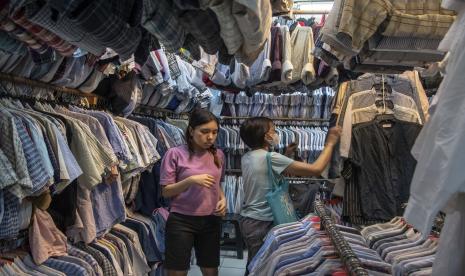 Calon pembeli memilih pakaian impor bekas di Pasar Senen, Jakarta. Penjualan baju impor bekas masih banyak diminati masyarakat karena selain harganya lebih murah, secara kualitas juga masih layak pakai, meski adanya larangan dari pemerintah terkait impor pakaian bekas.