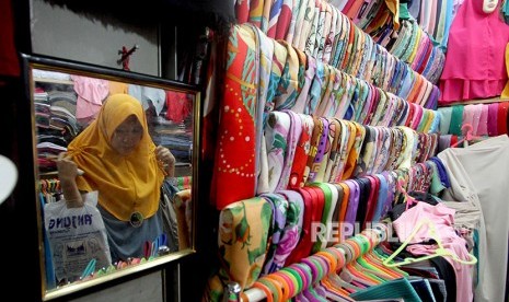 Calon pembeli memilih pakaian muslim saat berbelanja di salah satu toko di Pasar Cibinong, Kabupaten Bogor, Jawa Barat. Pandemi Covid-19 telah membuat nilai belanja produk busana muslim cukup terdampak dan mengalami penurunan besar 2,9 persen.  