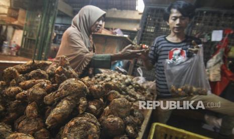 Calon pembeli memilih  dagangan di Pasar Kramat Jati, Jakarta Timur. Ilustrasi