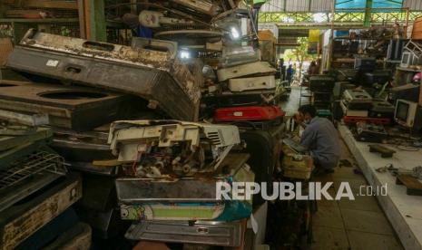 Calon pembeli mencari barang bekas di Pasar Barang Bekas Kuripan, Pekalongan, Jawa Tengah, Senin (9/8/2021). Berbagai macam barang bekas di pasar itu tersedia dengan kondisi barang yang masih layak jual seperti perkakas elektronik, kebutuhan rumah tangga hingga barang kuno dengan dijual antara Rp5.000-puluhan juta tergantung jenis barang dan kondisi. 