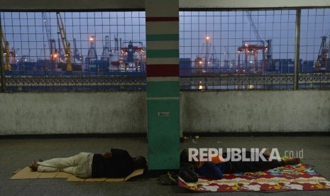  Calon pemudik KM Dobonsolo terlelap saat mengikuti mudik gratis di Pelabuhan Tanjung Priok, Jakarta Utara, Senin (19/6).