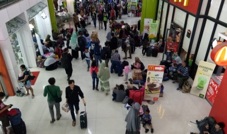 Calon pemudik memadati Stasiun Gambir pada H-1 Lebaran Tahun 2018. 