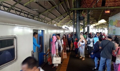 Calon pemudik masih memadati Stasiun Gambir pada H-1 Lebaran 1439H, Kamis (14/6). Diperkirakan sebanyak 20.464 pemudik berangkat menggunakan 46 kereta api, baik reguler maupun tambahan lebaran dari Stasiun Gambir.