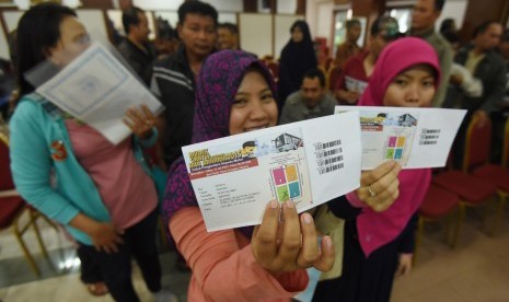 Calon pemudik mendaftar untuk menjadi peserta mudik gratis di Gedung Nyi Ageng Serang, Jakarta, Selasa (23/6).