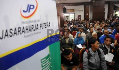 Calon pemudik mendaftarakan dirinya untuk mengikuti mudik gratis yang digelar olah PT Jasa Raharja di Gedung Nyi Ageng Serang, Selasa (23/6) .