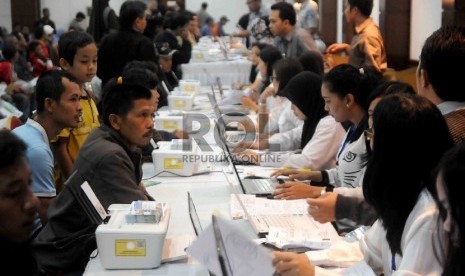 Calon pemudik mendaftarakan dirinya untuk mengikuti mudik gratis yang digelar olah PT Jasa Raharja di Gedung Nyi Ageng Serang, Selasa (23/6) .